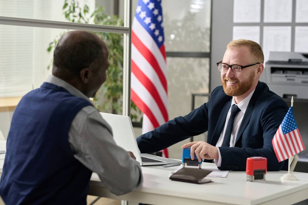 Article États américains à faible imposition pour entrepreneurs non résidents - Entrevue entre deux hommes concernant l'entrepreneuriat aux États-Unis