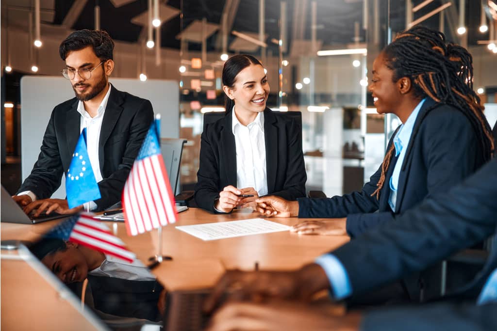 Article États américains à faible imposition pour entrepreneurs non résidents - Trois personnes (deux femmes et un homme) se réunissant  pour affaires