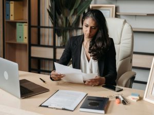 Article formulaires fiscaux pour non-résidents - Une entrepreneure qui analyse des documents