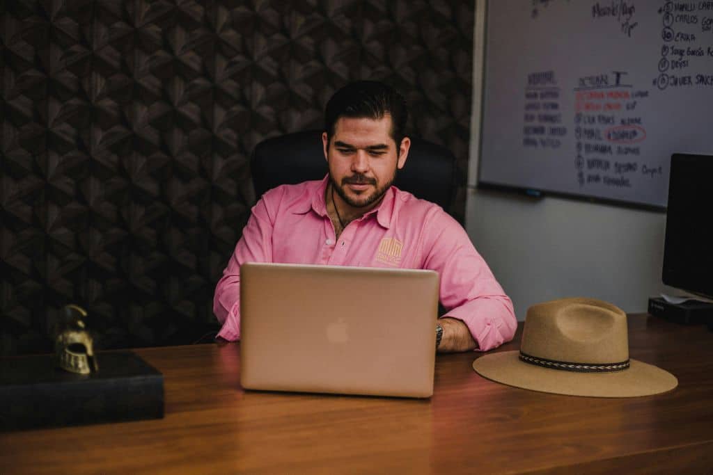 Article formulaires fiscaux pour non-résidents - Un entrepreneur sur son bureau travaillant sur son ordinateur