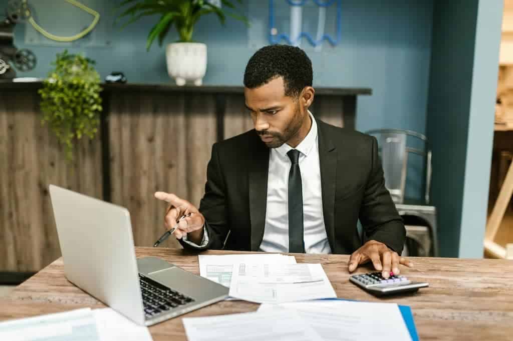 Article formulaires LLC USA - Un homme étudiant les impôts d'une entreprise  