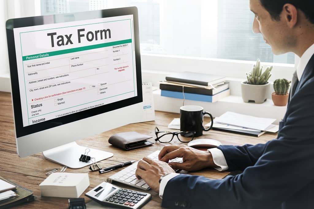 Article formulaires LLC USA - Un expert-comptable agréé aux États-Unis travaillant sur son lieu de travail