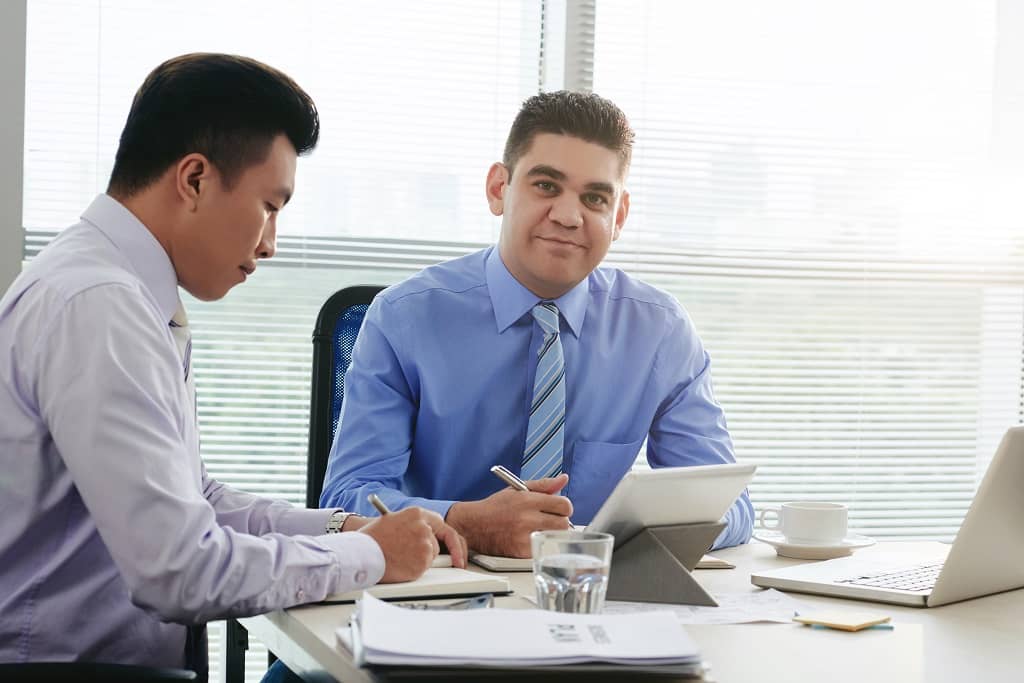 Article formulaires LLC USA - Deux professionnels en conformité LLC