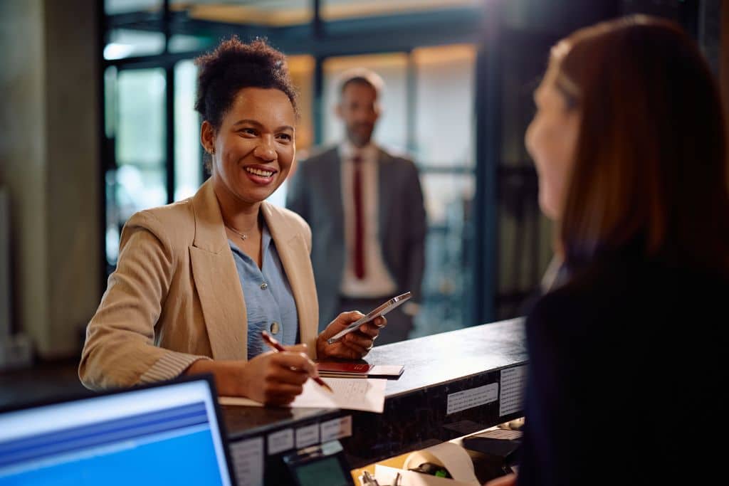 Article grandes banques US et réseaux - Une entrepreneure qui remplit des dossiers à l'accueil d'une banque