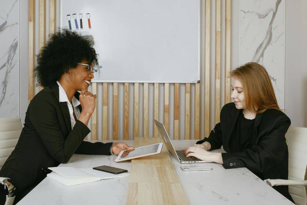 Article liste des banques US et comparatifs - Deux entrepreneures associées discutent et comparent les options de banques et de fintech