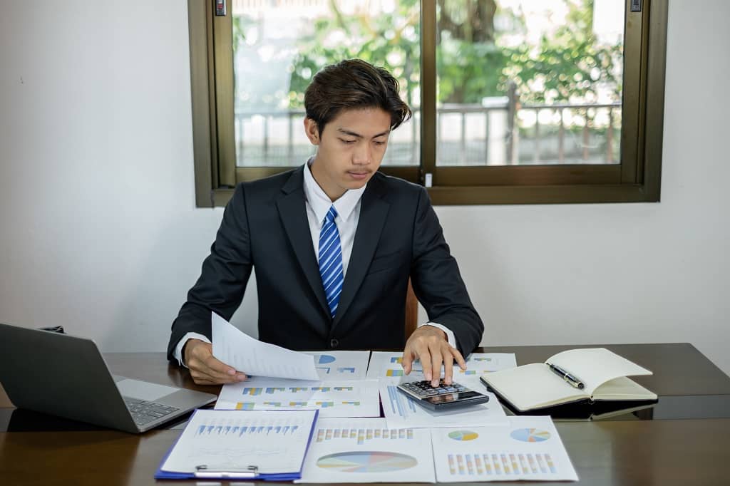 Un comptable américain examinant les données financières d’une LLC en Arkansas.