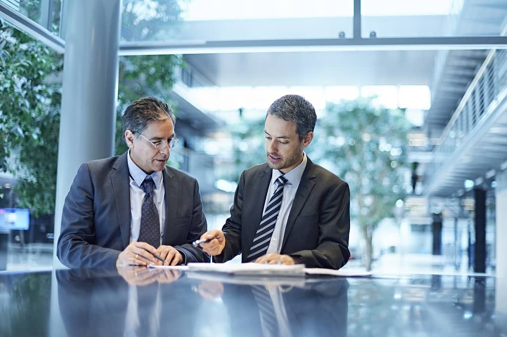 Un professionnel en création de LLC guide un client non-résident dans les démarches pour établir sa société en Californie.