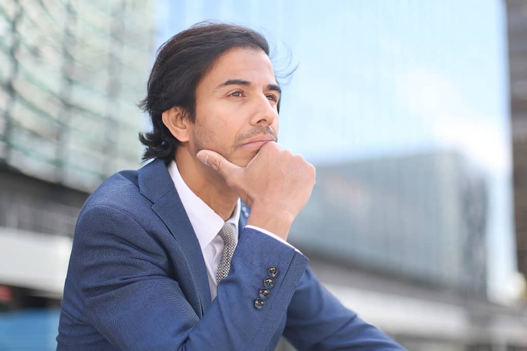 Un entrepreneur pensant au choix du représentant légal de son LLC. 