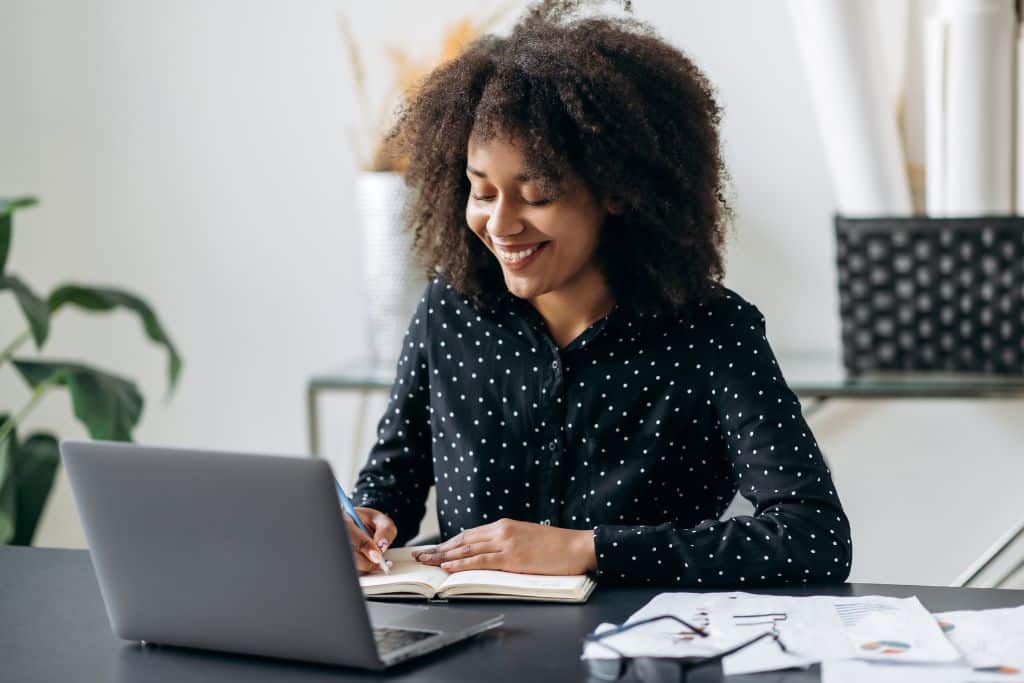 Article llc documents - Une entrepreneure réunie toutes les documents nécessaires pour la création d'une LLC