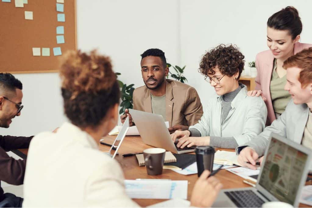 article llc nom d'entreprise - Plusieurs collaborateurs en pleine réunion concernant le nom de la LLC américaine