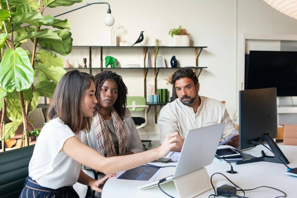 article llc nom d'entreprise - trois entrepreneurs cherchent un nom pour leur LLC américaine