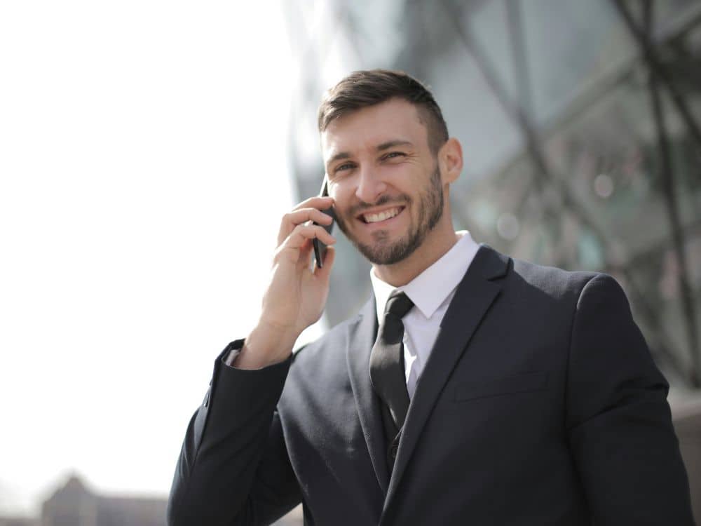 Article LLC vs AG suisse - Un entrepreneur au téléphone