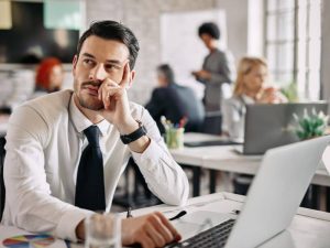 LLC vs C-Corp du Delaware - Un entrepreneur pensif sur son bureau