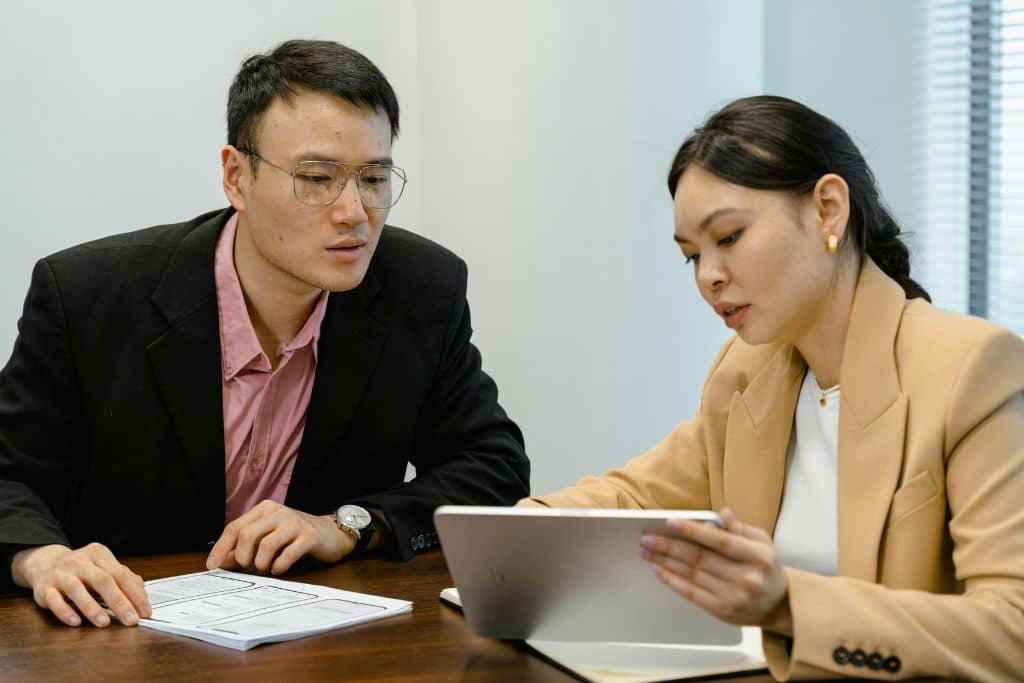 LLC vs C-Corp du Delaware - Deux collègues concentrés, examinant des informations sur une tablette