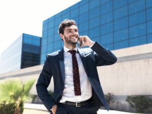 Article LLC vs Exempted Company des îles Caïmans - Un entrepreneur souriant discutant au téléphone