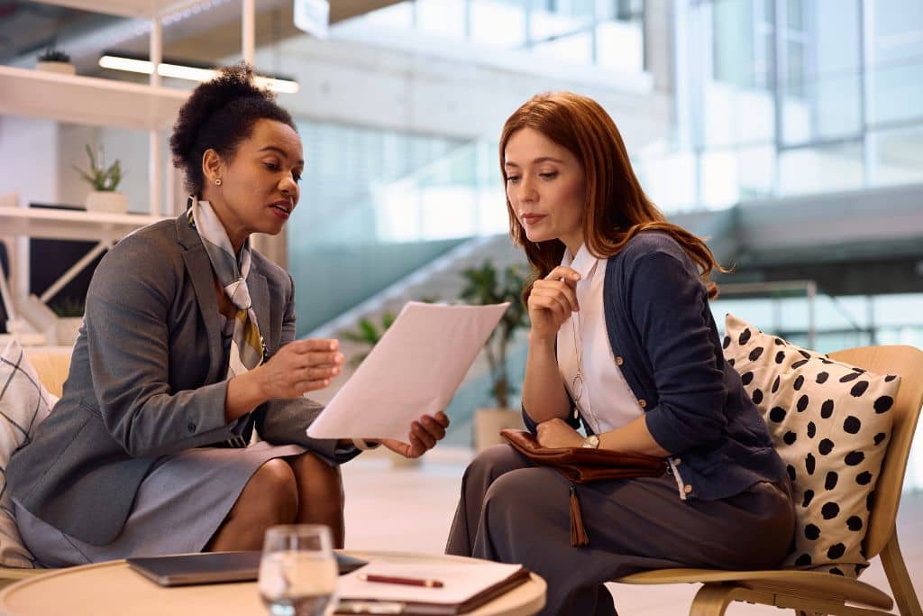 Article LLC vs Holding Company du Wyoming - Une consultante en création d’entreprise explique les options à une cliente