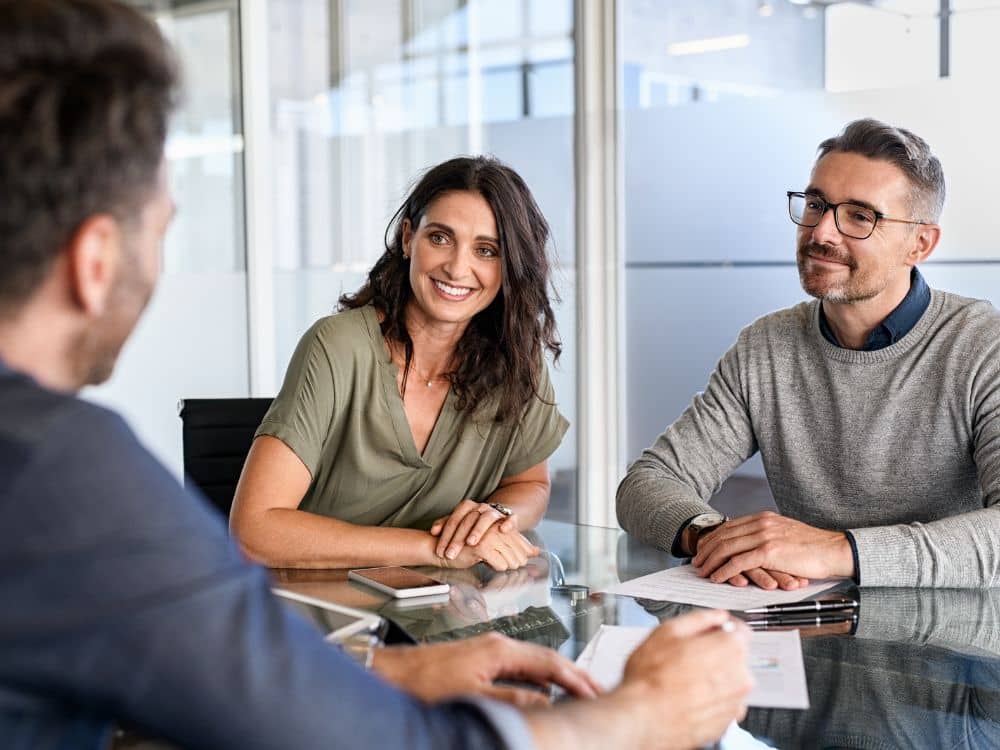 Article LLC vs Holding Company du Wyoming - Un couple d'entrepreneurs discutant avec un consultant en création d'entreprise