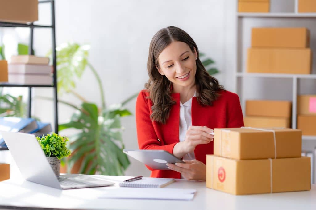 Article LLC vs Holding Company du Wyoming - Une entrepreneure vérifie ses articles et met à jour son stock