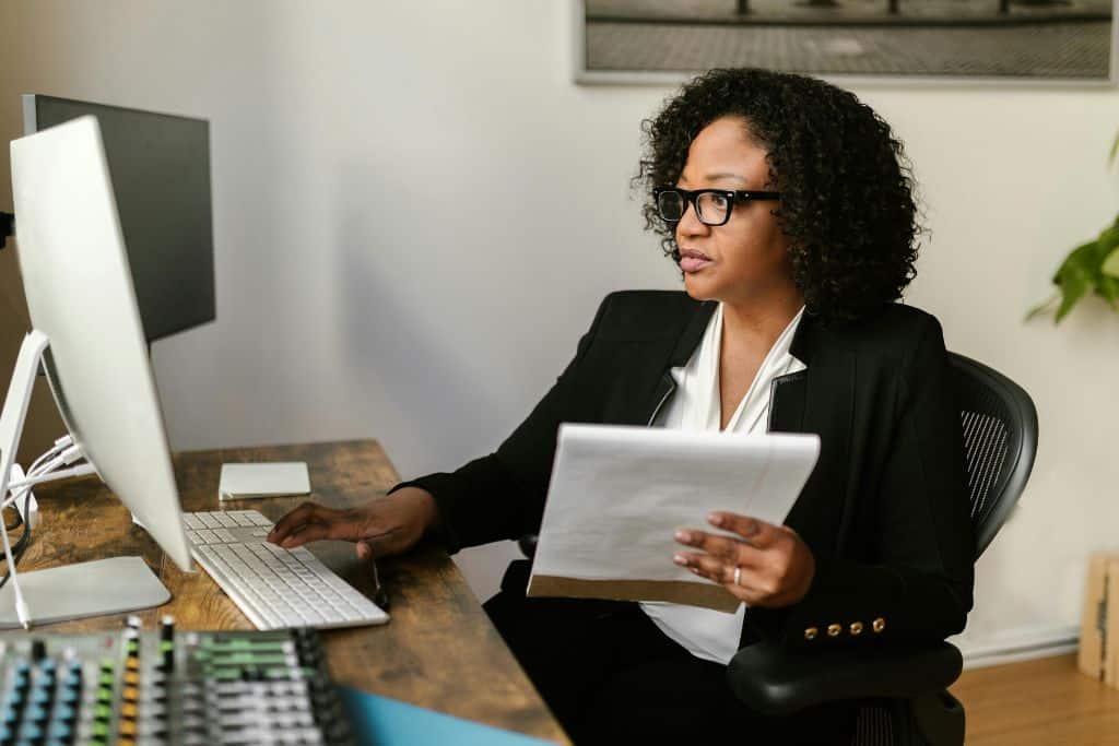 Article LLC vs Holding néerlandaise - Une consultante travaillant sur les obligations de conformité d'une entreprise 