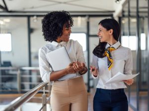 Article LLC vs Limited Company de Chypre - Deux femmes entrepreneures échangent et discutent de leurs projets