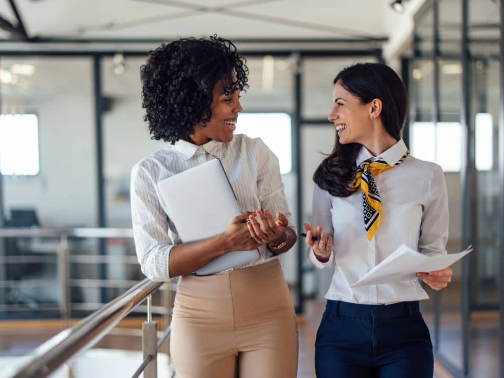 Article LLC vs Limited Company de Chypre - Deux femmes entrepreneures échangent et discutent de leurs projets