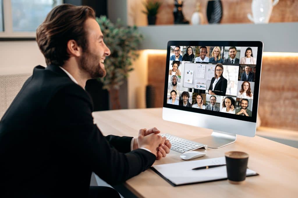 Article LLC vs Limited Company de Chypre - Un chef d’entreprise échange en visioconférence son équipe