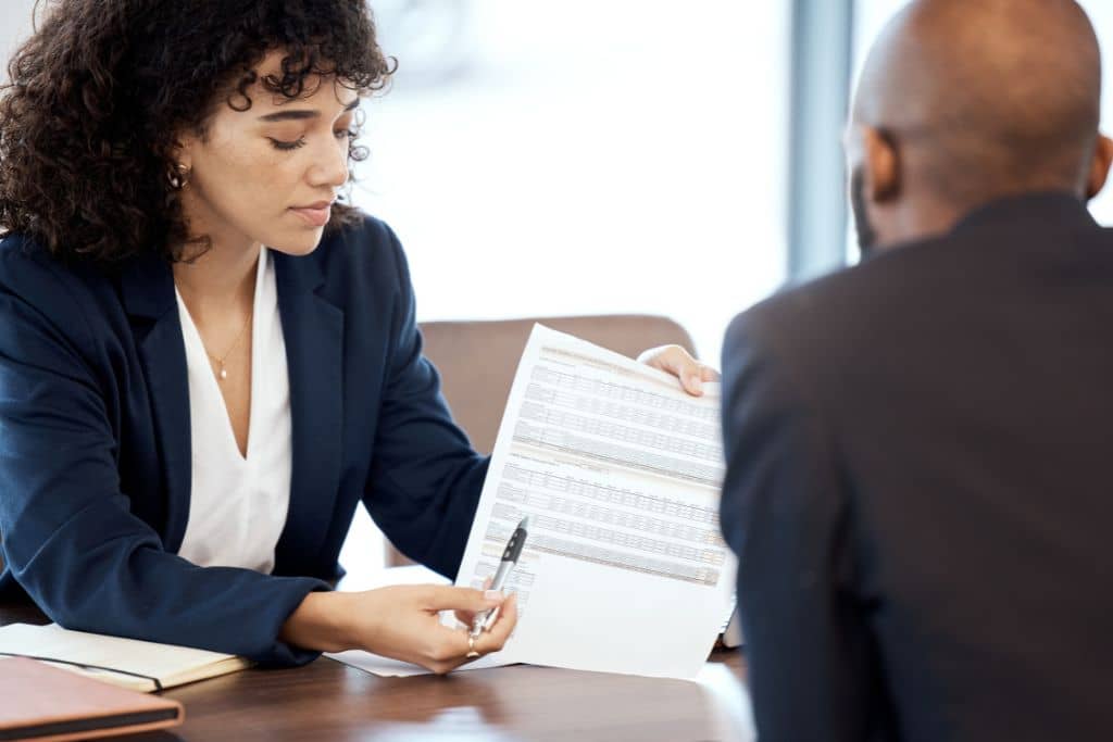 Article LLC vs Limited Company de Chypre - Une consultante présente et explique des données d’entreprise à un client