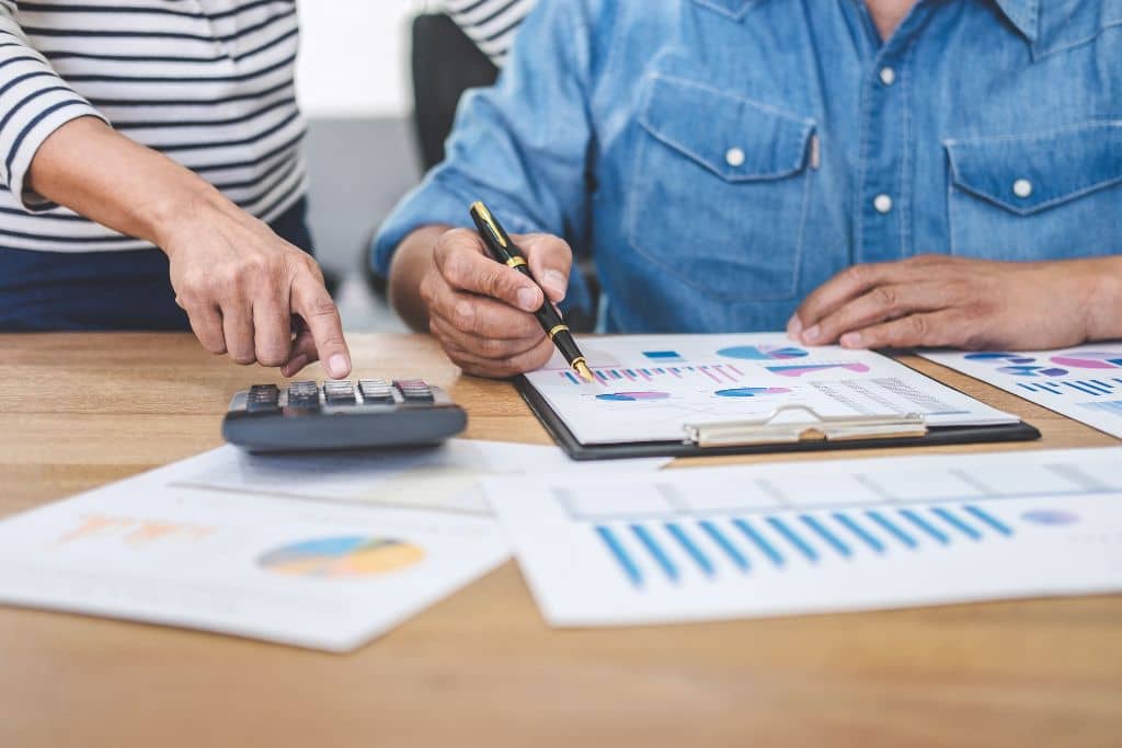 Article LLC vs Limited Company de Chypre - Une calculatrice et des documents graphiques illustrent la planification budgétaire d'une entreprise