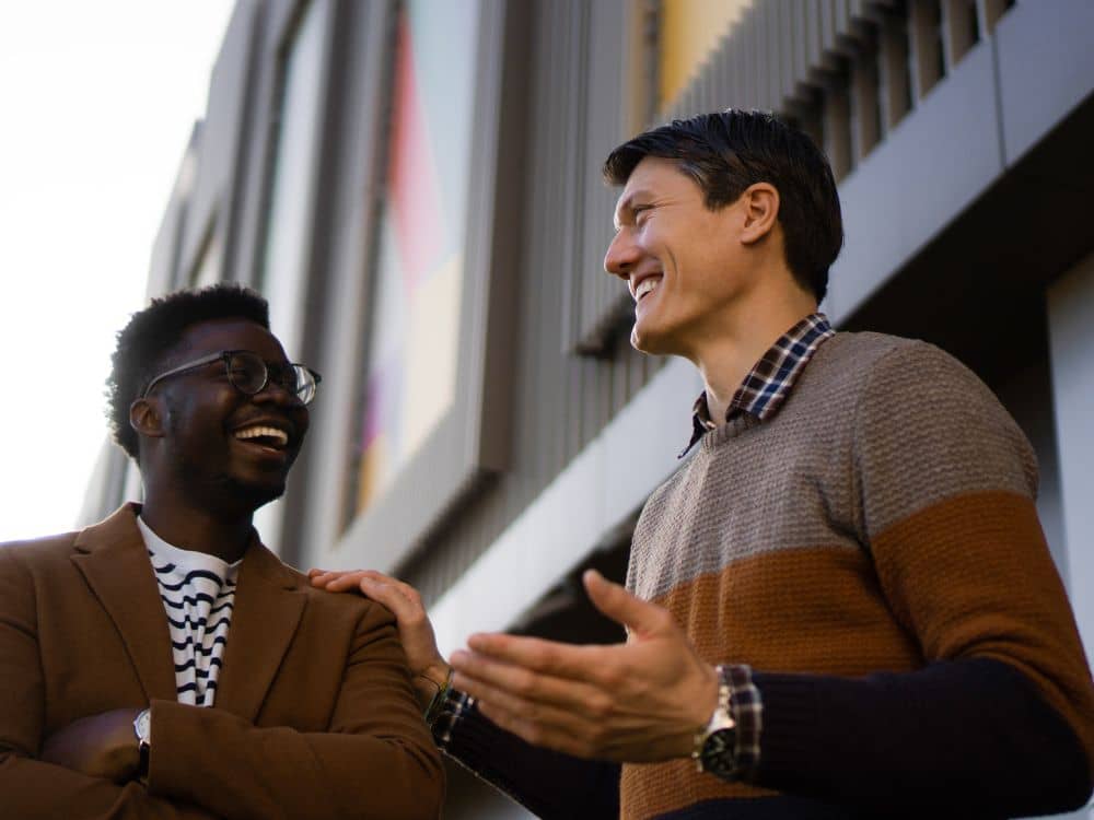 Article LLC vs Limited Company d’Irlande - Deux hommes entrepreneurs souriants qui discutent de leur projet