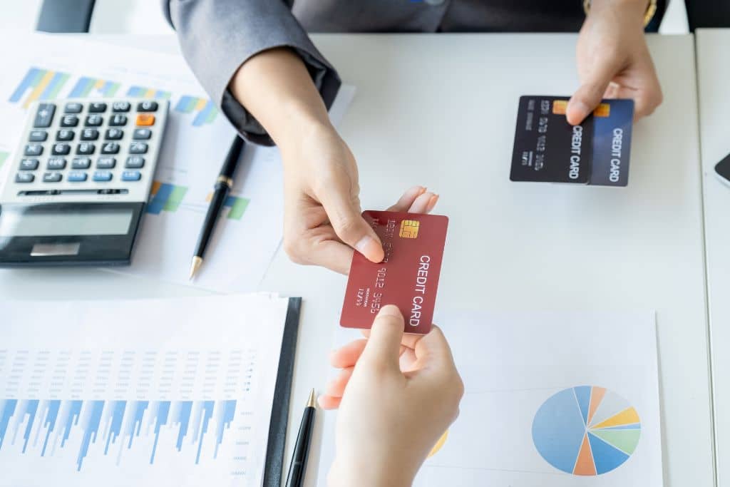 Article LLC vs Limited Company d’Irlande - Une carte de crédit échangée lors d’un paiement lié aux dépenses budgétaires d’une entreprise