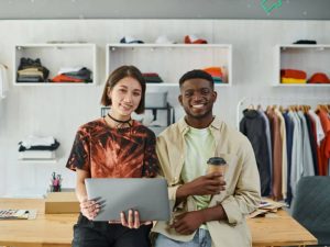 Article LLC vs Panama Sociedad Anónima - Deux amis entrepreneurs dans leur boutique