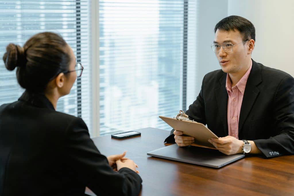 Article LLC vs Private Limited Company de Singapour - Un consultant en création d’entreprise échangeant avec une cliente