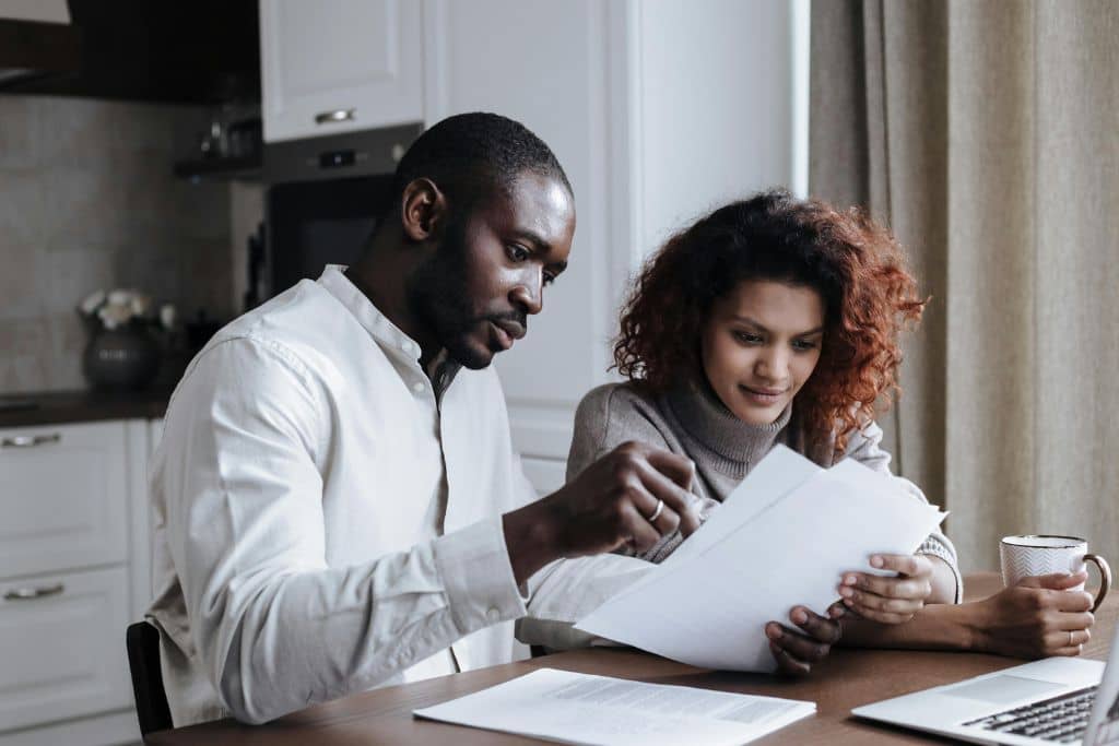Article LLC vs SASU France - Un couple qui lisent des documents sur les bases juridiques d'une entreprise