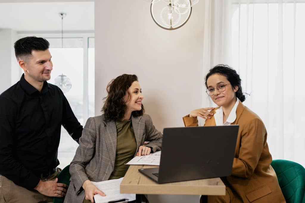Article LLC vs SASU France - Trois collègues entrepreneurs qui échangent des idées sur leur futur projet
