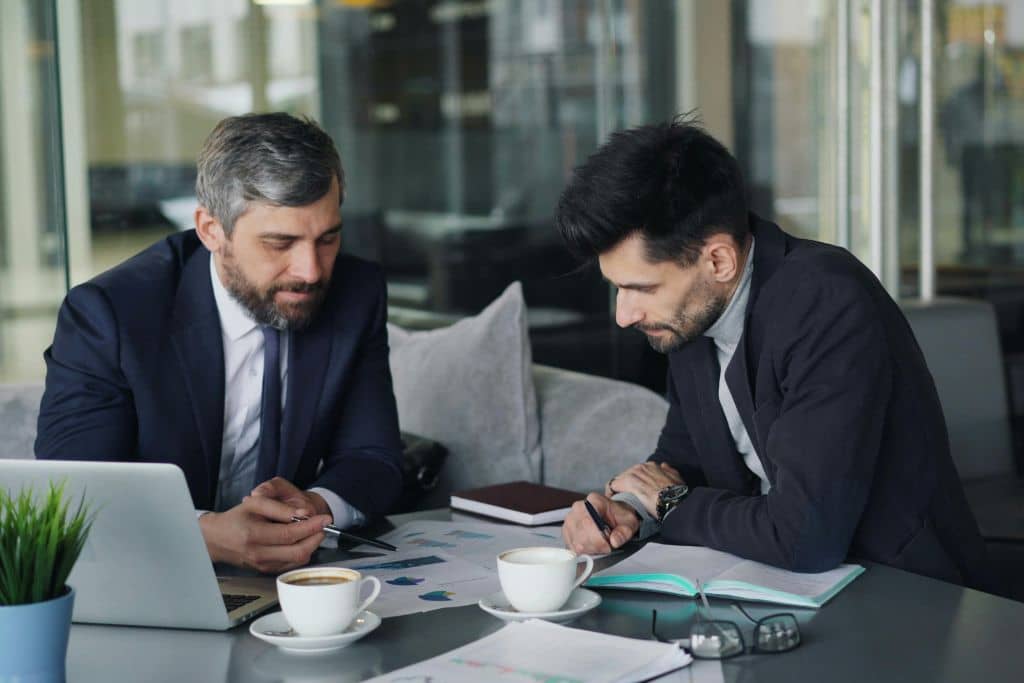 Article LLC vs SASU France - Un consultant en création d'entreprise en rendez-vous avec un client et analysant des dossiers