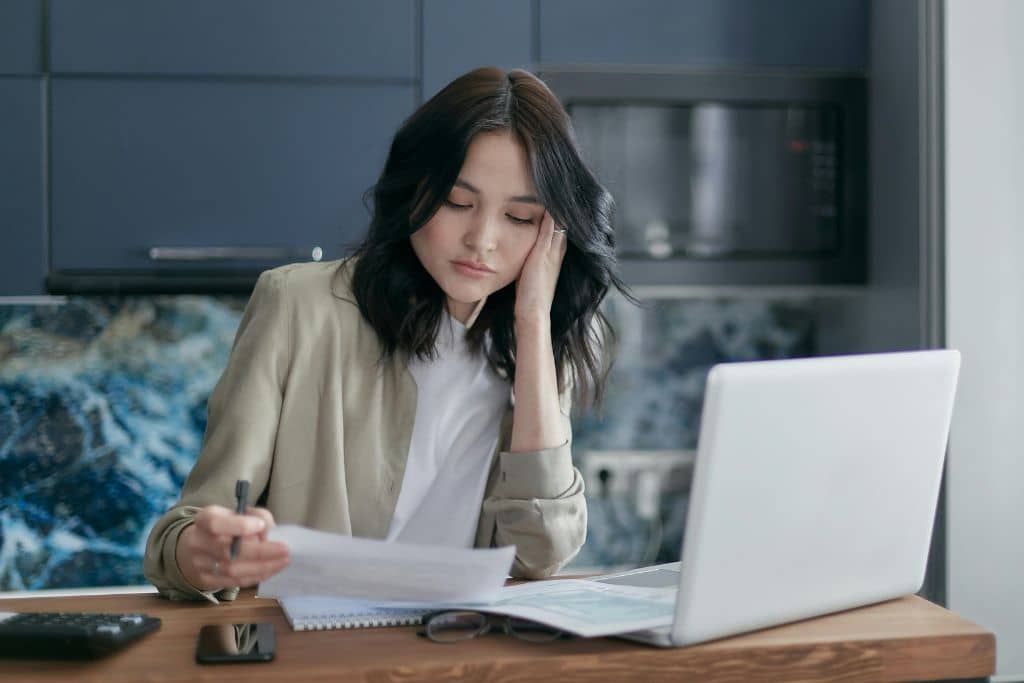 Article LLC vs SASU France - Une entrepreneure vérifie des dossiers financiers