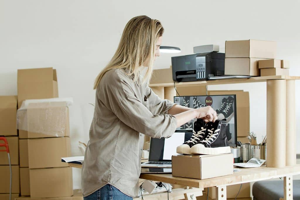 Article LLC vs SLU Espagne - Une femme entrepreneure gère ses commandes