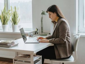 Article LLC vs Société holding maltaise - Une entrepreneure concentré sur son travail à son bureau