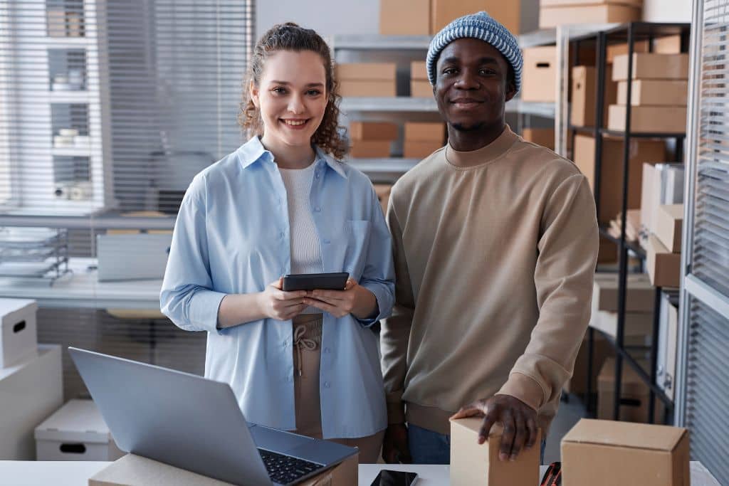 Article LLC vs Société holding maltaise - Deux partenaires d’affaires confiants après avoir analysé les dépenses de leur entreprise