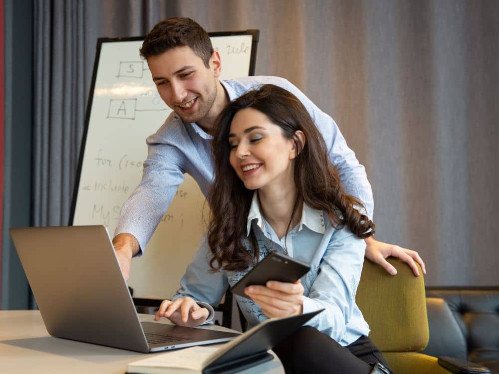 LLC vs Société de zone franche Émirats arabes unis - Un couple recherche des informations sur internet sur la création d'entreprise US