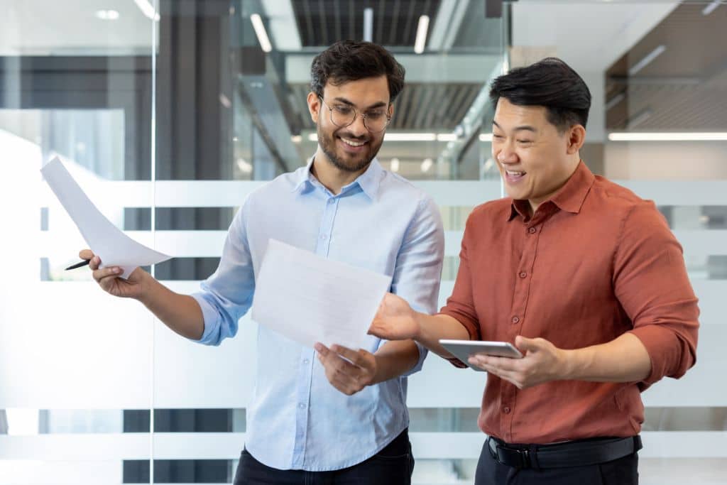 Article LLC vs SOPARFI Luxembourg - Deux entrepreneurs associés qui vérifient des documents