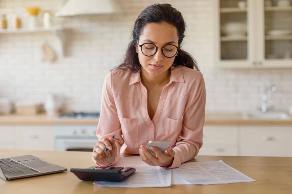 Article LLC vs SOPARFI Luxembourg - Une entrepreneure calcule les coûts nécessaires pour le développement de son entreprise