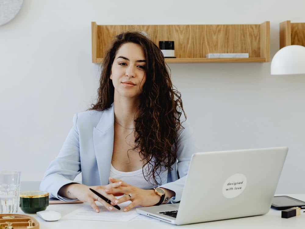 LLC vs Stiftung du Liechtenstein - Une entrepreneure assise dans son bureau