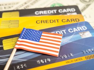 Article ouvrir un compte bancaire -Quelques cartes de crédit et un petit drapeau us