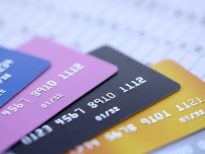 Article paiements et identifiants bancaires - Quelques cartes de crédits superposés