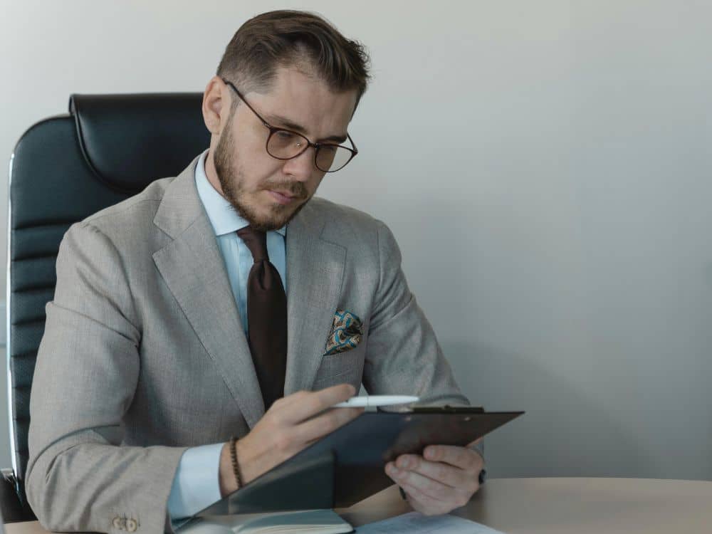 Article pièces à fournir aux banques US - Un entrepreneur qui vérifie un check-list de documents