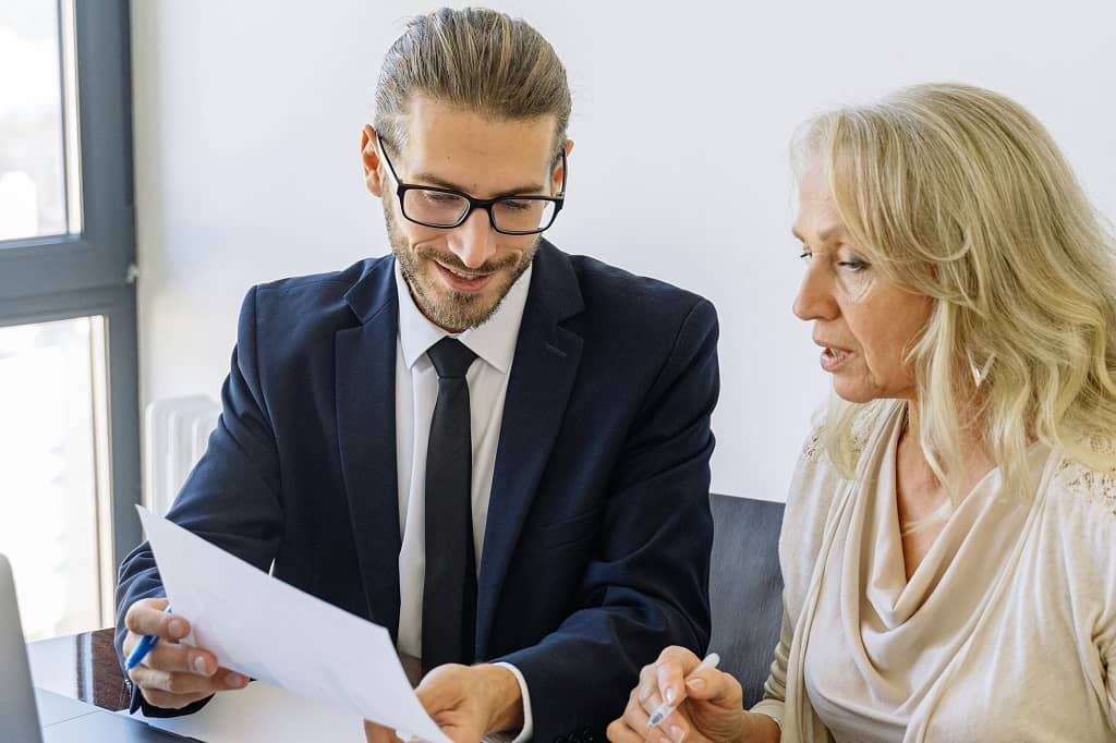 Article rapport annuel LLC USA - Un professionnel conseillant une cliente sur les formalités d'une LLC