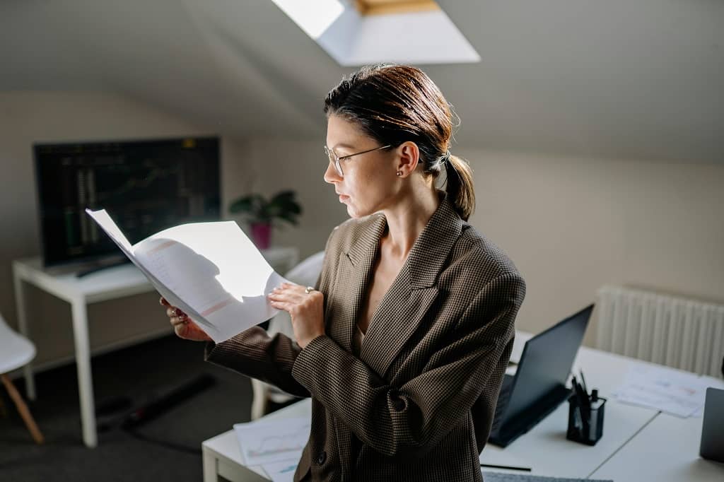 Article rapport annuel LLC USA - Une femme qui analyse des documents