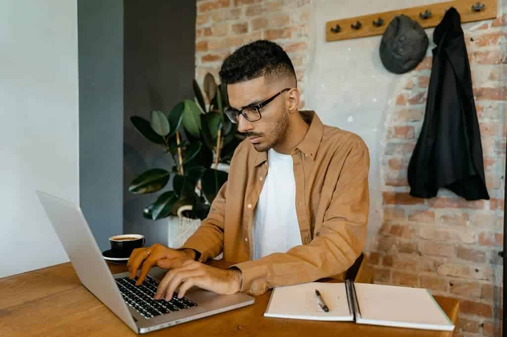 Article rapport annuel LLC USA - Un homme analysant les autres obligations annuelles autour d'une LLC