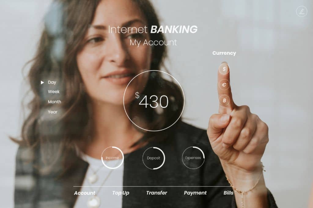 Article régulateurs et assurance des dépôts - Une femme utilise une application bancaire en ligne sur un écran tactile